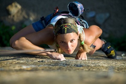 Mitarbeiterin beim Klettern in der Felswand im Rahmen eines Tagungs-Begleitprogramms