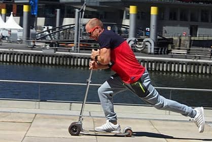 Mitarbeiter beim Kickboard-Rennen in der Hamburger Hafencity