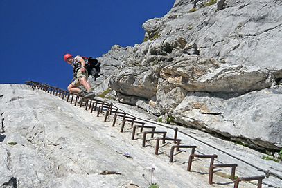Mitarbeiter auf einem gesicherten Kletterstieg in Ligurien
