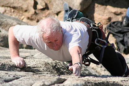 Mitarbeiter beim Klettern während Survival Event