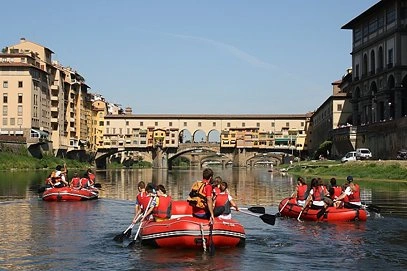 Teambuilding beim Schlauchbootfahren auf dem Arno mit Blick auf die Ponte Vecchio