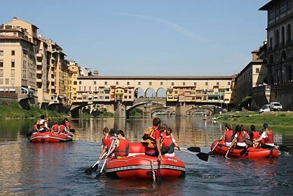 Teambuilding bei einer Bootstour auf dem Arno mit Blick auf die Ponte Veccio
