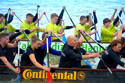 Wettkampf zweier Drachenboote beim Teamevent in Hamburg