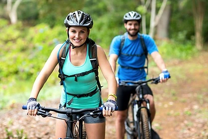 2 Radfahrer bei einem Firmenevent im Hamburger Umland