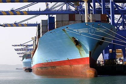 Hafenrundfahrt als Firmenevent in Hamburg mit Blick auf Containerschiff