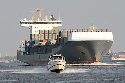 Sportboot und Containerschiff während einer Hafenrundfahrt auf der Elbe Sportboottour als Incentivetrip auf der Elbe