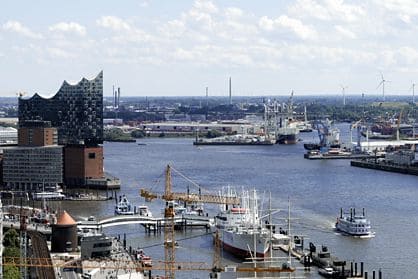 Eventlocation in Hamburg mit Blick auf die Elbphilharmonie und den Hafen