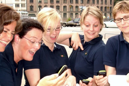 Team von Mitarbeiterinnen mit GPS-Empfängern bei einer Hamburg-Rallye