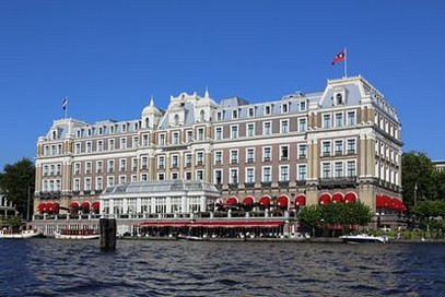 Blick auf das Amstel Hotel vom Wasser aus: Top-Hotel für Firmenevents