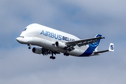Airbus Beluga im Landeanflug auf das Hamburger Airbuswerk