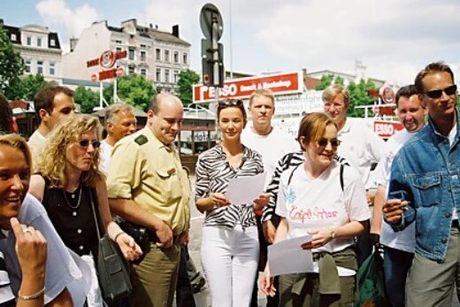 Mitarbeiter beim Firmenevent vor Davidwache in Hamburg Mitarbeiterrallye vor der Davidwache in Hamburg