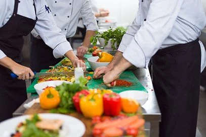 Gruppe beim Kochen im Rahmen eines Incentives in der Provence