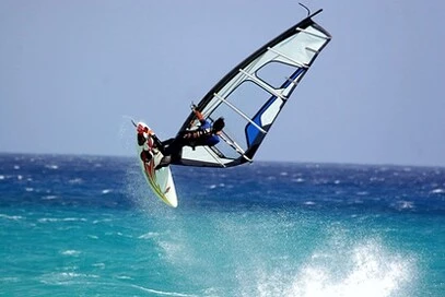 Windsurfer in der Nordsee-Brandung vor Sylt