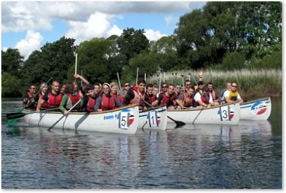 Firmenevent: Mitarbeiterteam bei Kanutour auf dem Plöner See