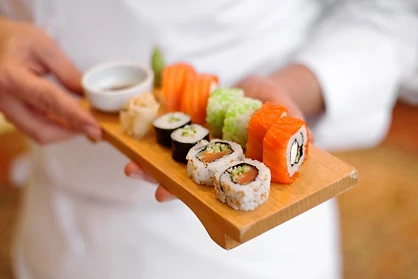 Sushiplatte Verschiedene Sushis auf Holzplatte