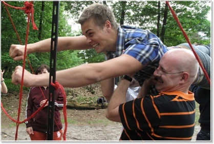 Teambuilding bei einer Outdoor Trophy: Mitarbeiter durchquert das "Spinnennetz"