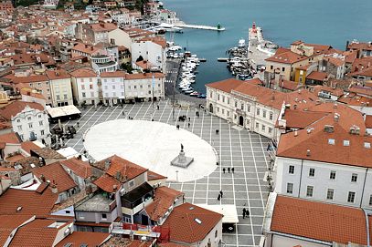 Marktplatz von Piran in Slowenien: Anlaufpunkt im Rahmen einer Mitarbeiter-Rallye Blick auf den Markplatz von Piran und den Hafen