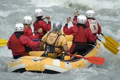 Mitarbeiterteam beim Rafting in Slowenien