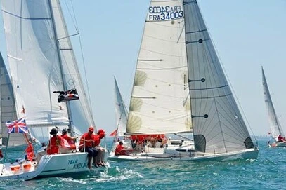 Segelcrews kämpfen bei einer Regatta um die beste Platzierung