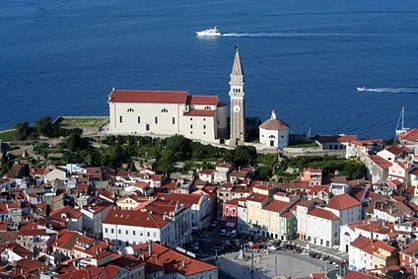 Piran mit dem Turm der St. Georg Kirche