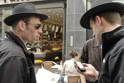 Mitarbeiter beim Lösen von Rallyeaufgaben in Amsterdam