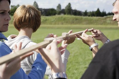 Teambuilding während Firmenevent beim Bergen einer fiktiven Bombe