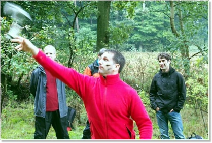 Teambuilding in der Natur: Mitarbeiter beim Axtwerfen