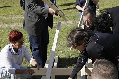 Teambuilding während Firmenevent beim Bauen der sogenannten Leonardo Bridge Teambuilding während Firmenevent beim Bauen der sogenannten Leonardo Bridge