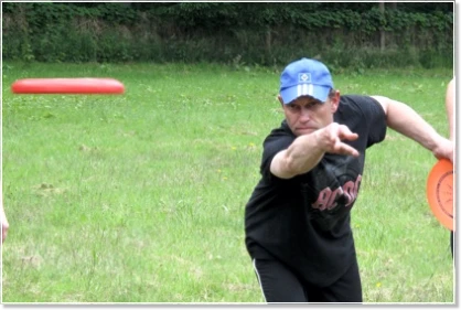 Spiel & Spaß bei der Fun-Olympiade: Mitarbeiter beim Frisbeewerfen