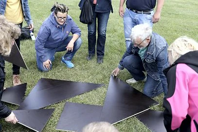 Teambuilding während Firmenevent beim Riesen-Tangram