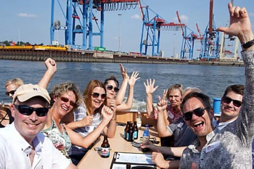 Gruppe beim Teamevent im Hamburger Hafen Gruppe Mitarbeiter beim Firmenevent Barkassenfahrt