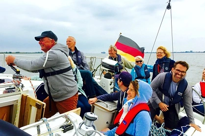 Gruppe von Seglern bei Incentive auf der Elbe