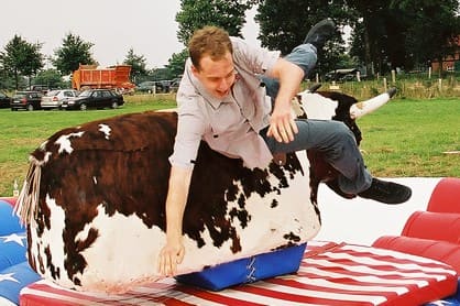 Bullenreiten bei Firmenevent auf einem Bauernhof