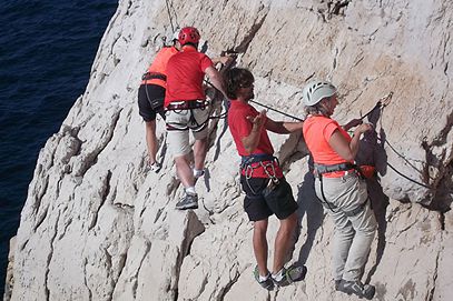 Gruppe mit Guide beim Klettern in den Calanques bei Cassis