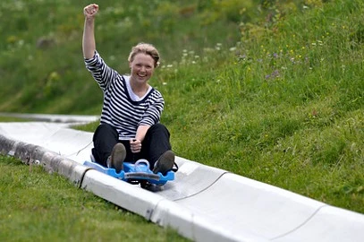 Mitarbeiterin beim Sommerrodeln im Rahmen eines Teambuilding-Events im Weserbergland Mitarbeiterin beim Sommerrodeln im Rahmen eines Teambuilding-Events im Weserbergland