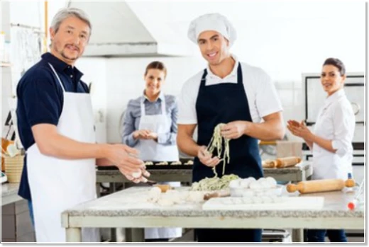 Mitarbeiter beim Teamevent Kochen