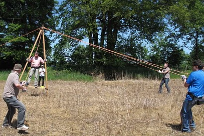 Outdoor Training: Mitarbeiter bei einer Teamaufgabe