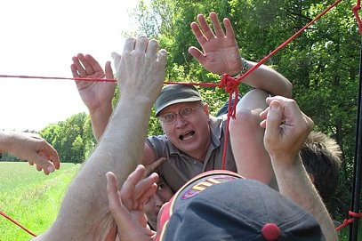 Outdoor Training: Mitarbeiter bei der Teamaufgabe "Durchquerung des Spinnennetzes" Outdoor Training: Mitarbeiter bei der Teamaufgabe "Durchquerung des Spinnennetzes"